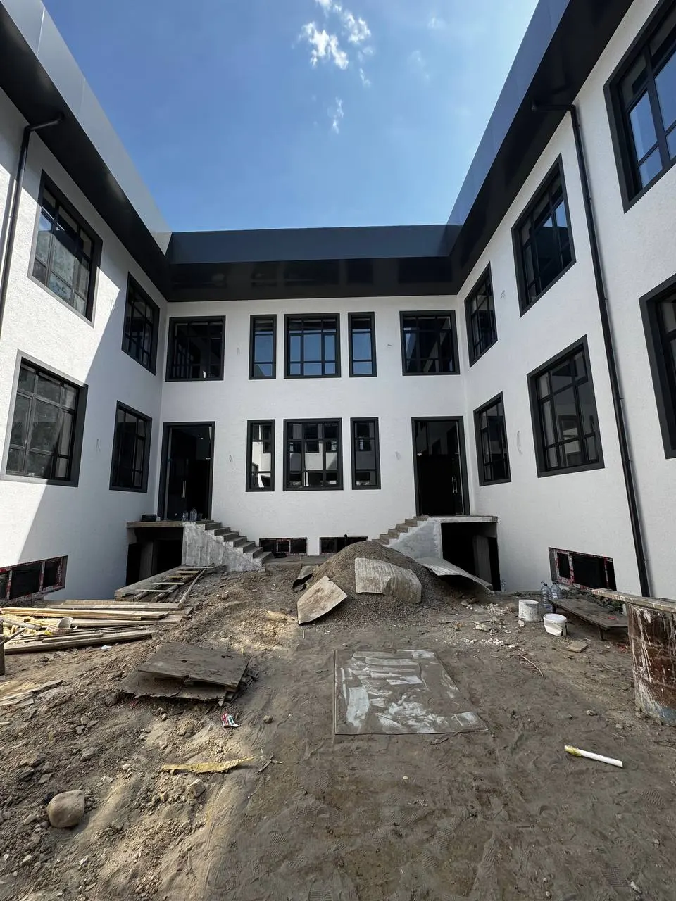 Ижарага берилади тижорат биноси, 2000 м², 9 сотих, 2/2 қават — Олмазор тумани