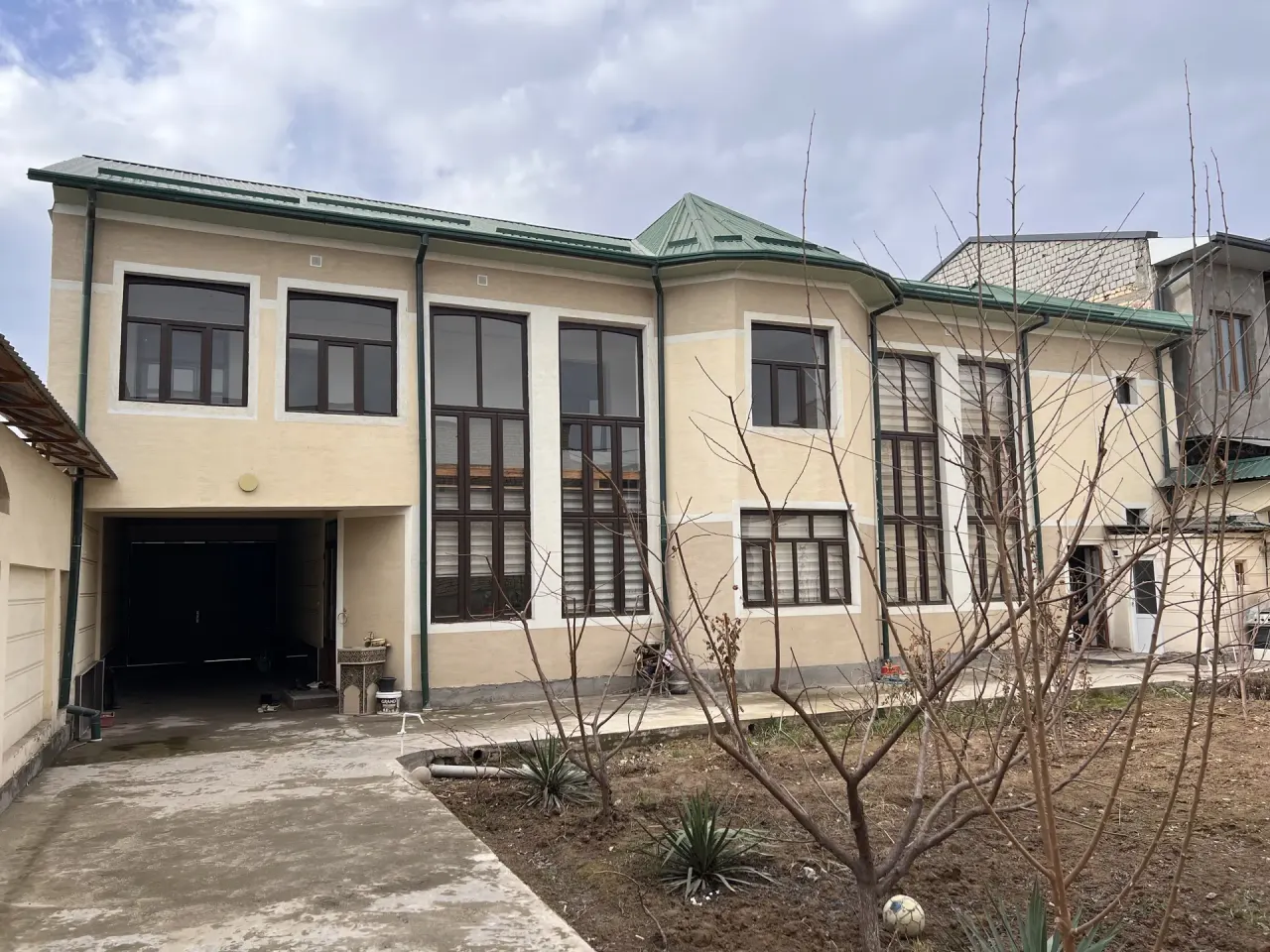 Sotiladi 10 xonali hovli uy, 6 sotix — Sergeli tumani