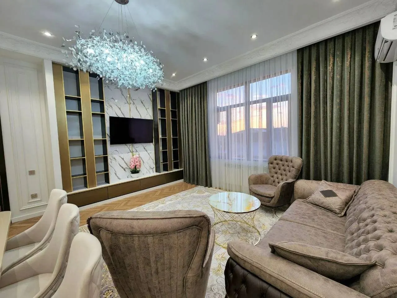 Сдаётся 4-комнатная квартира, 135 м², 5/8 этаж — Мирабадский район