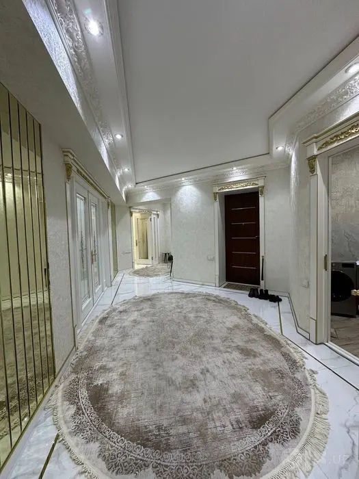 Продаётся 4-комнатная квартира, 215 м², 2/8 этаж — Шайхантахурский район