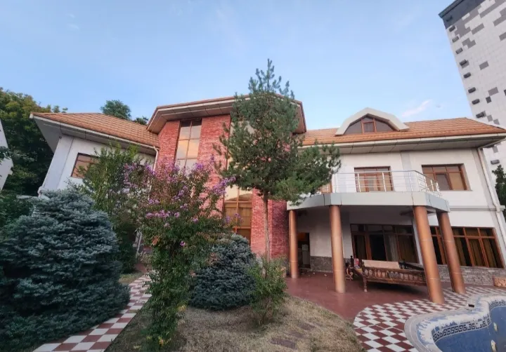 Sotiladi 6 xonali hovli uy, 8.7 sotix, 750 m², 3/3 qavat — Yakkasaroy tumani