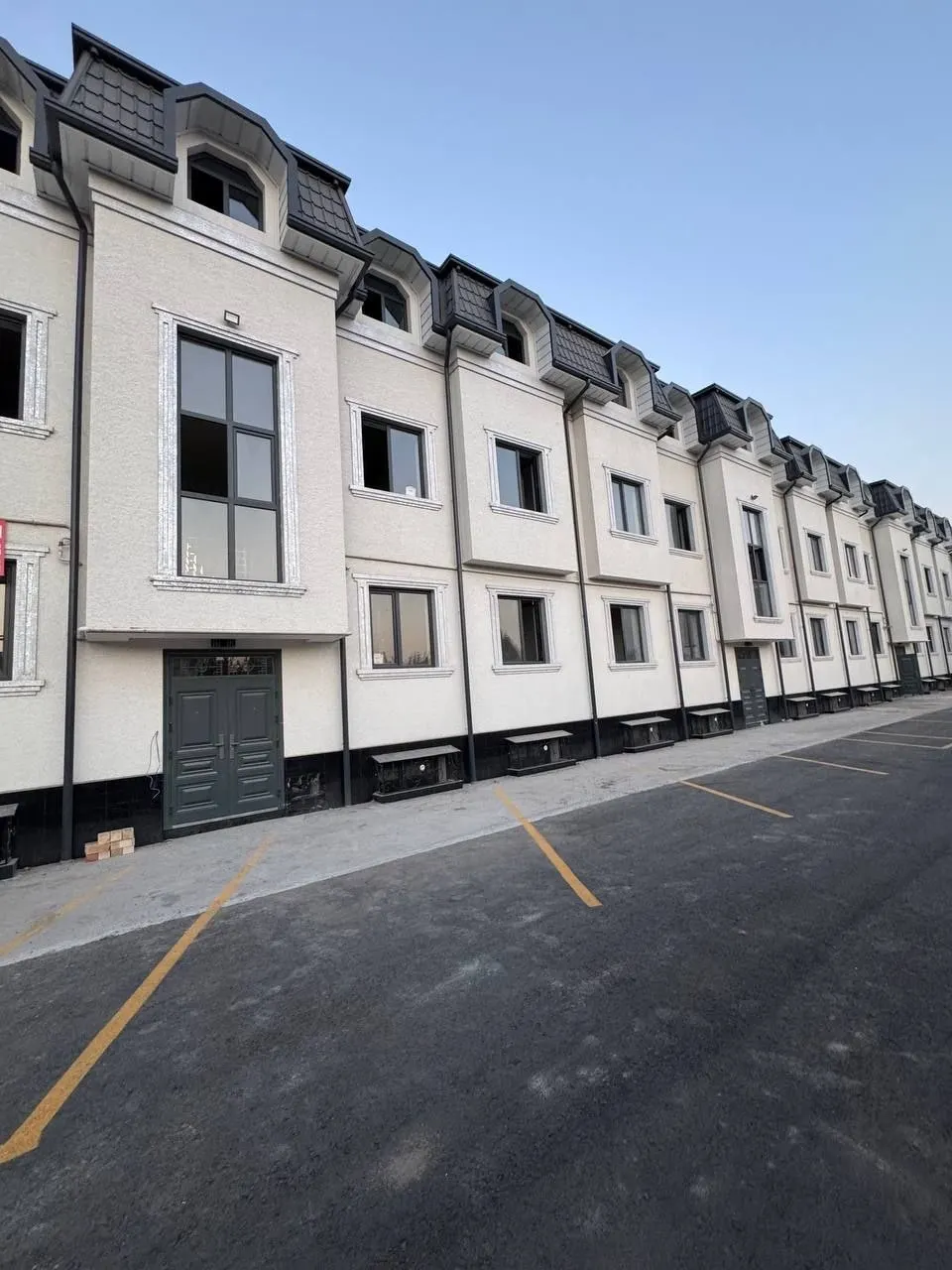 Sotiladi 5 xonali kvartira, 117 m², 2/3 qavat — Yangihayot tumani