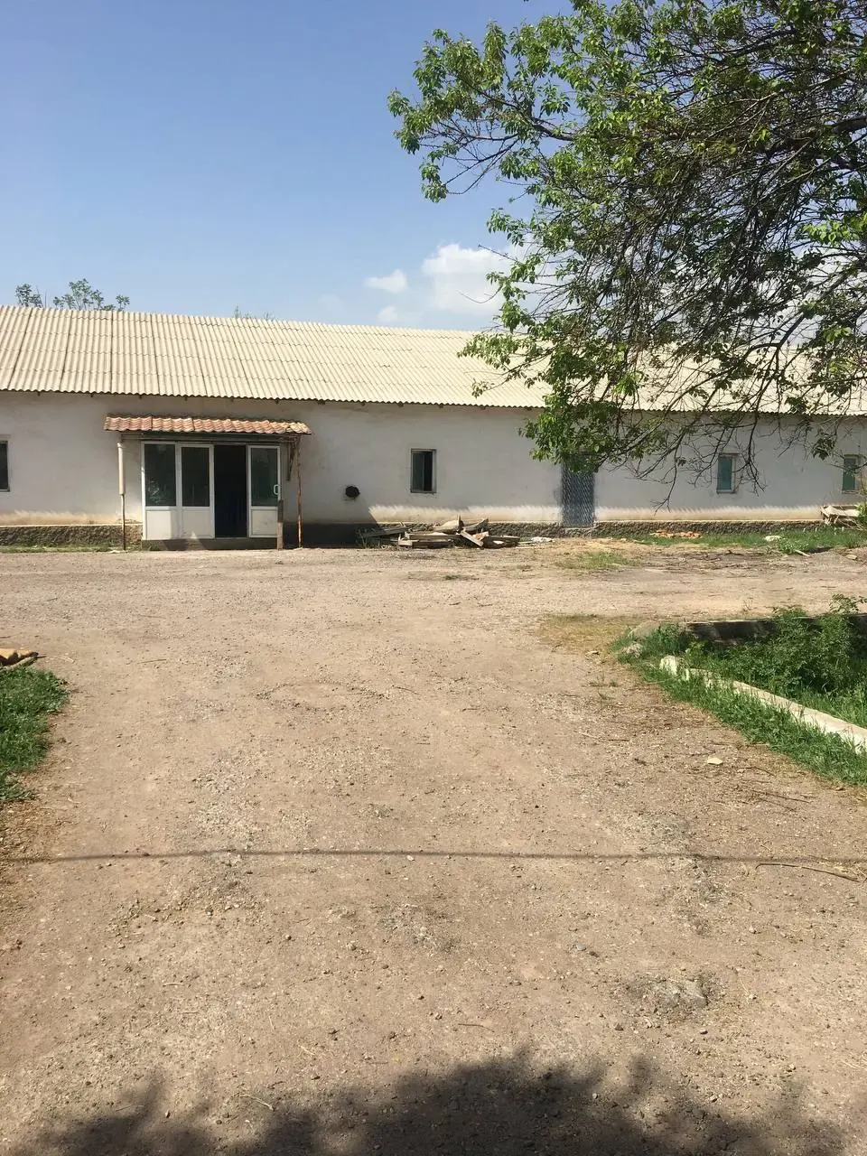 Sotiladi tijorat binosi, 200 m², 2 ga — Yuqorichirchiq tumani