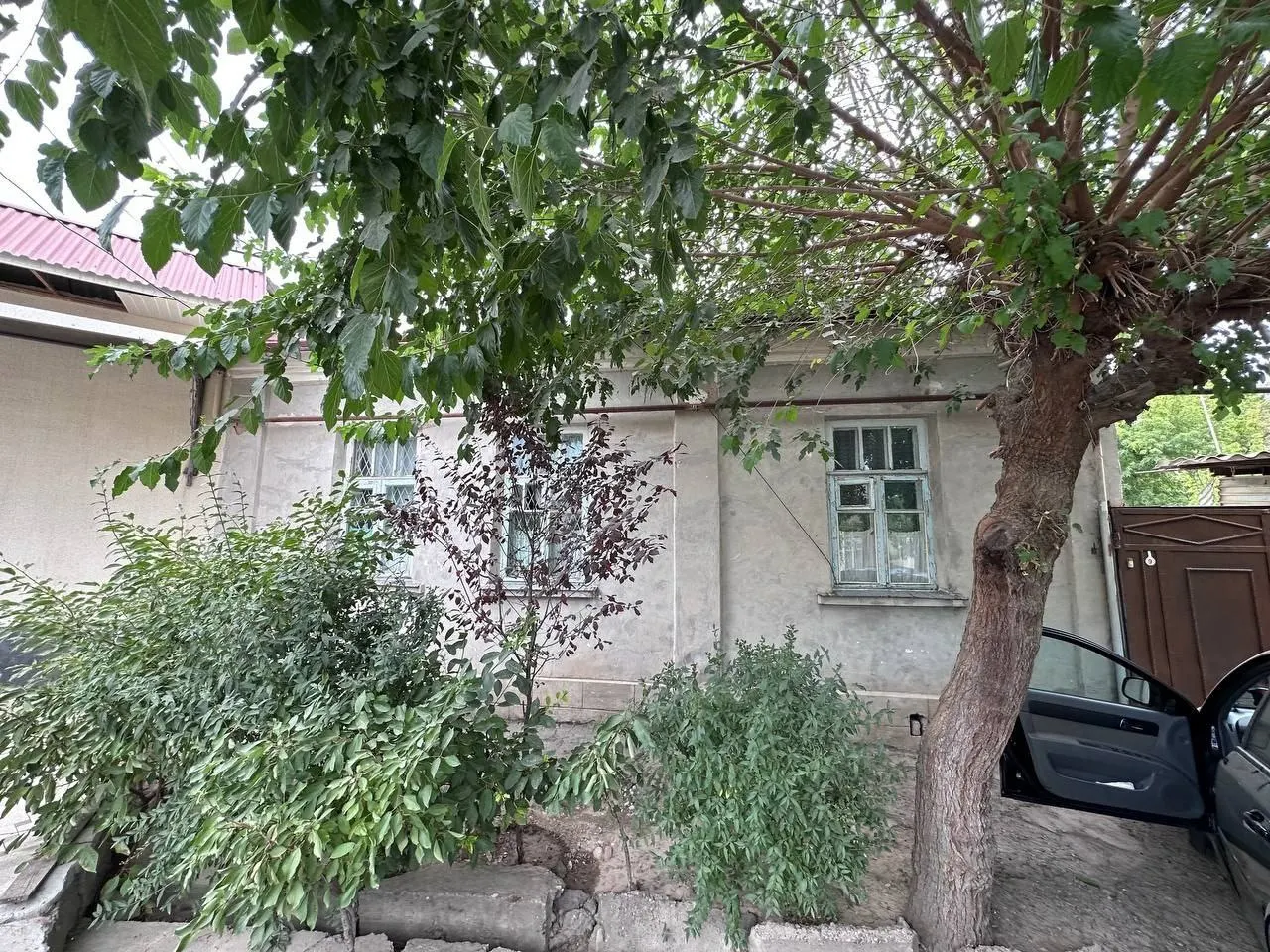 Sotiladi 4 xonali hovli uy, 5.7 sotix, 80 m² — Yakkasaroy tumani