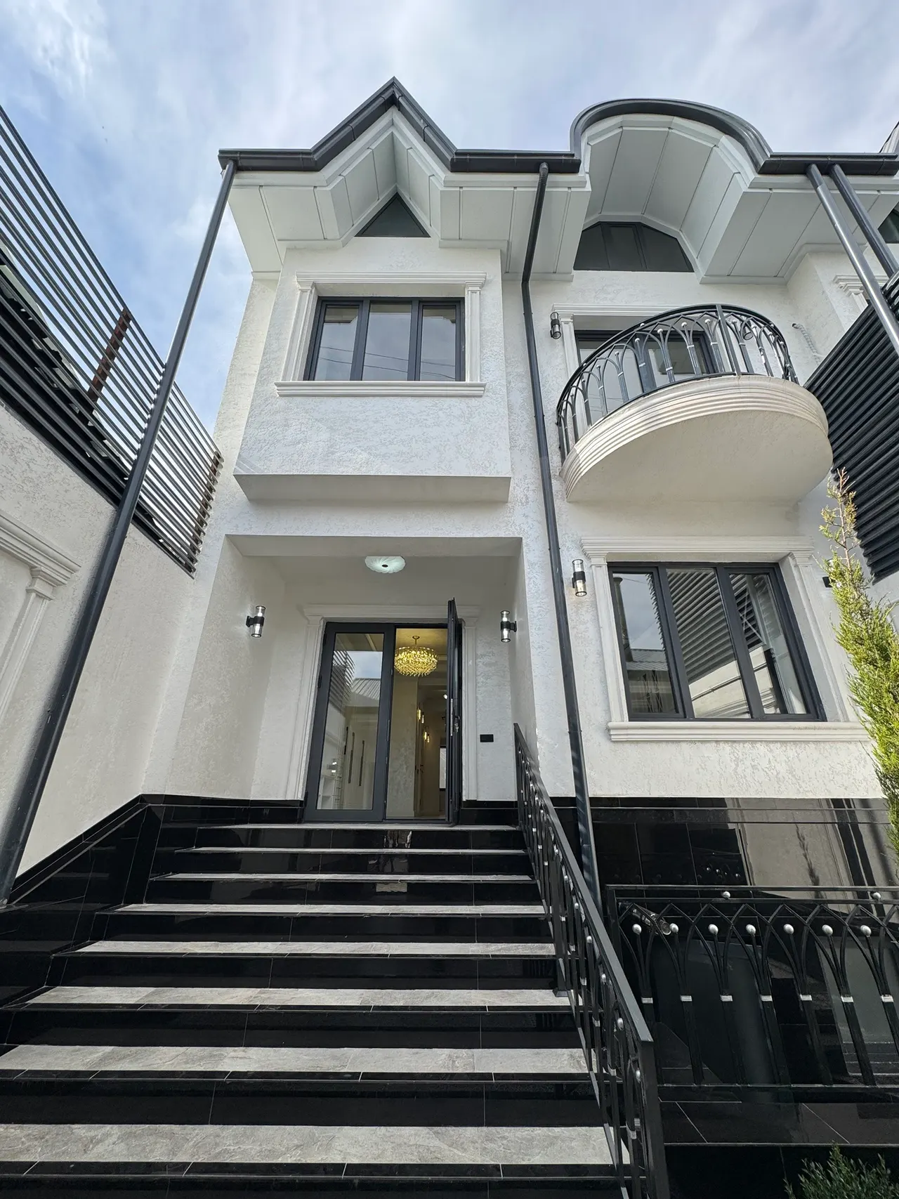 Sotiladi hovli uy, 1,8 sotix, 3 qavatli — Yunusobod tumani