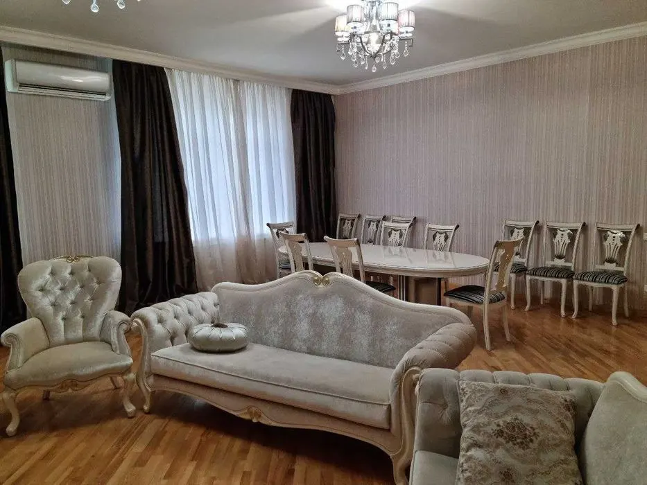Сдаётся 4-комнатная квартира, 224 м², 6/7 этаж — Мирабадский район