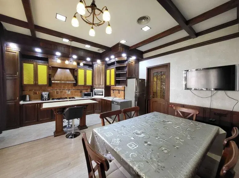 Ижарага берилади 4 хонали квартира, 220 м², 3/8 қават — Миробод тумани