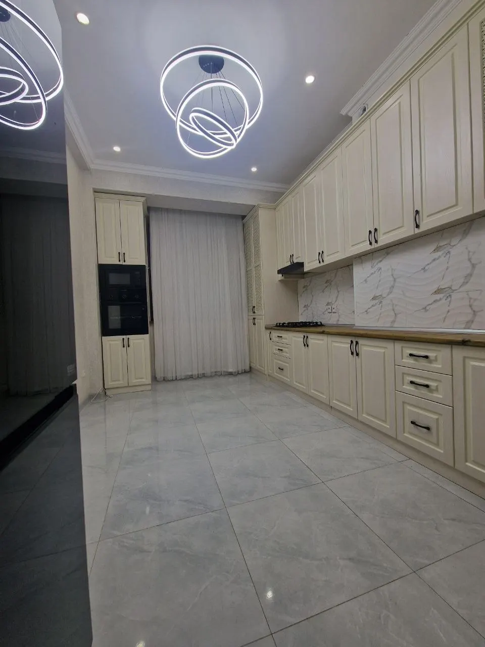 Sotiladi 3 xonali kvartira, 100 m², 1/9 qavat — Yashnobod tumani
