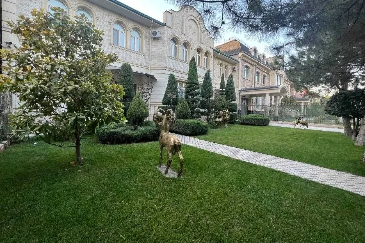 Sotiladi 6 xonali hovli uy, 9 sotix — Yakkasaroy tumani