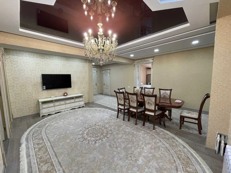 Ijaraga beriladi 4 xonali kvartira, 198 m², 6/8 qavat — Yakkasaroy tumani