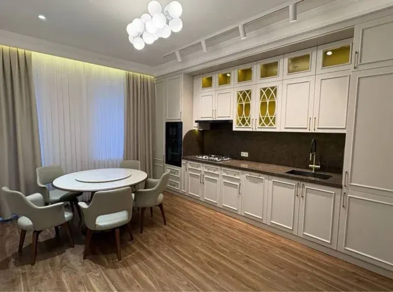 Продаётся 4-комнатная квартира, 130 м², 8/10 этаж — Мирзо-Улугбекский район