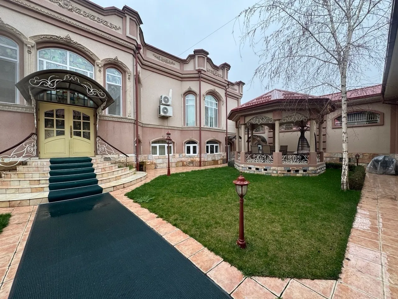 Продаётся 20-комнатный дом, 8 сот., 2 этажа — Шайхантахурский район