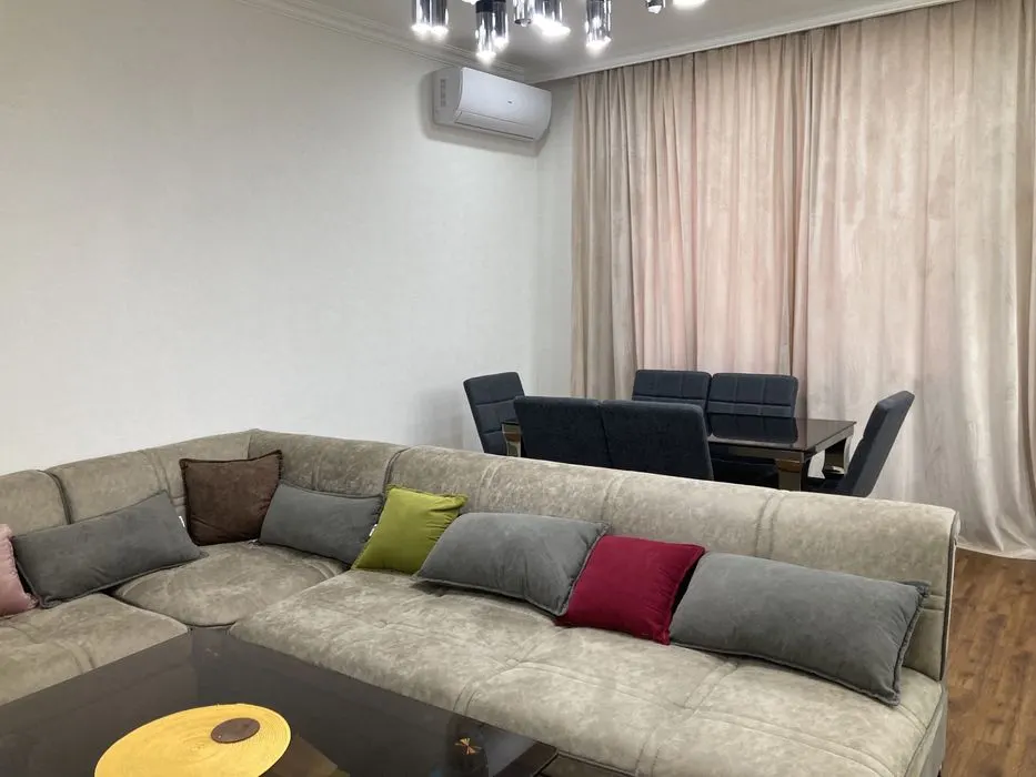 Сдаётся 4-комнатная квартира, 130 м², 1/5 этаж — Мирабадский район