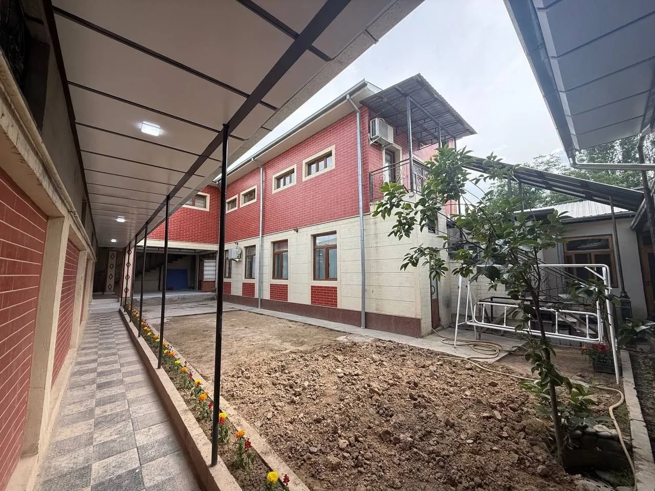 Sotiladi 9 xonali hovli uy, 4,7 sotix, 2 qavatli — Qibray tumani