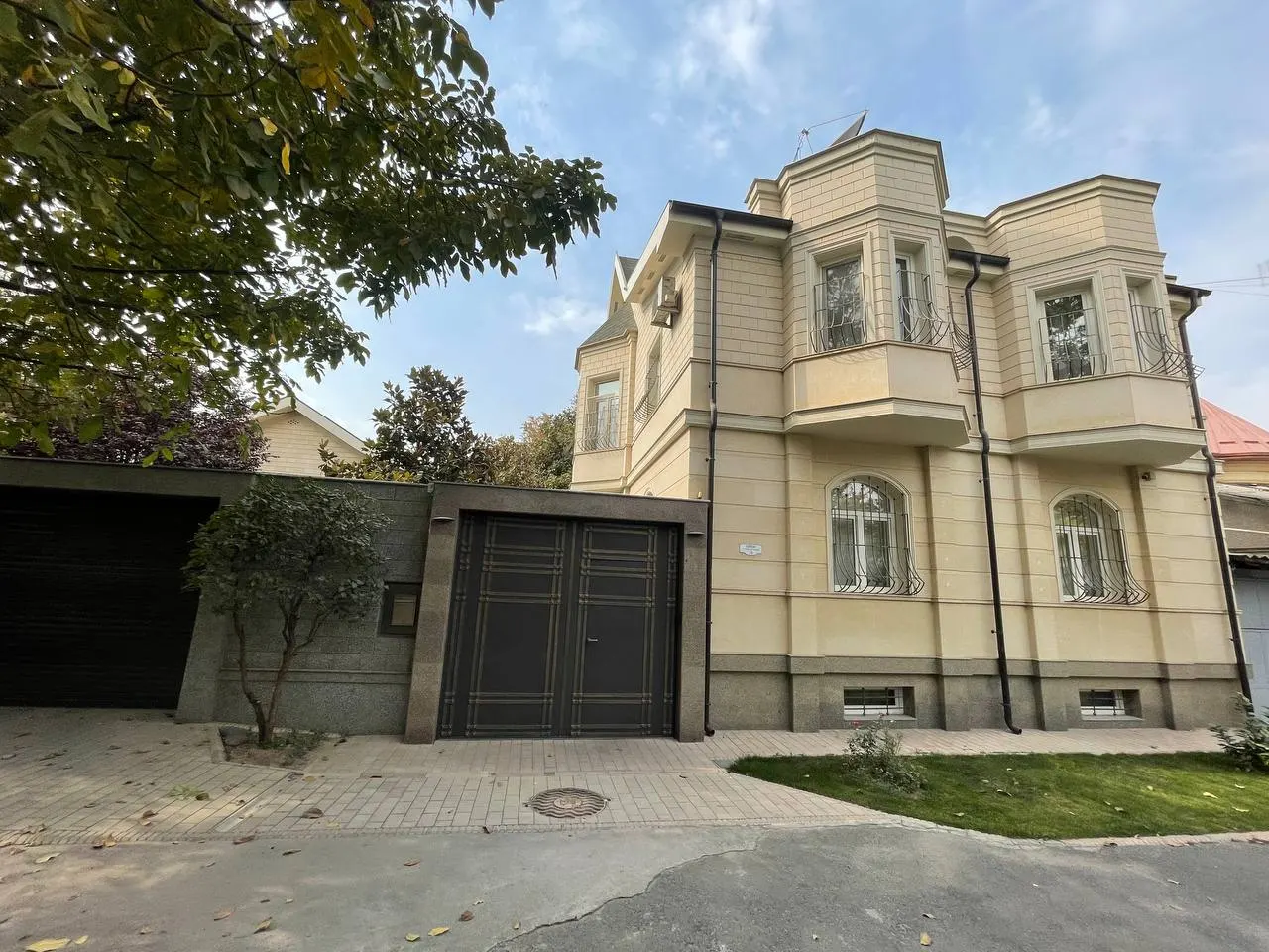 Sotiladi 6 xonali hovli uy, 6.1 sotix, 320 m², 3/3 qavat — Mirzo Ulugʻbek tumani