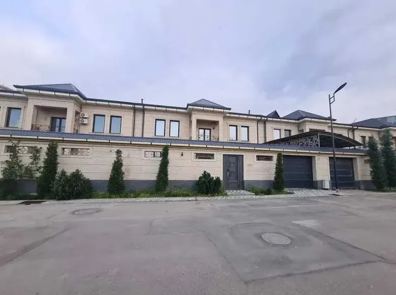Sotiladi 8 xonali hovli uy, 3 sotix — Mirzo Ulugʻbek tumani