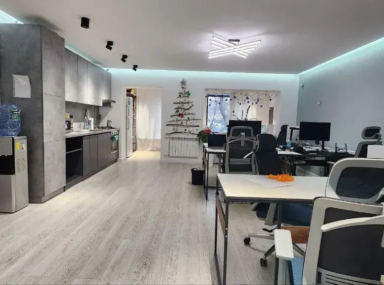 Сотилади тижорат биноси, 100 м², 1/4 қават — Чилонзор тумани