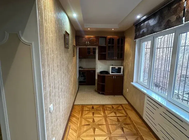 Sotiladi 4 xonali kvartira, 80 m², 2/4 qavat — Yakkasaroy tumani
