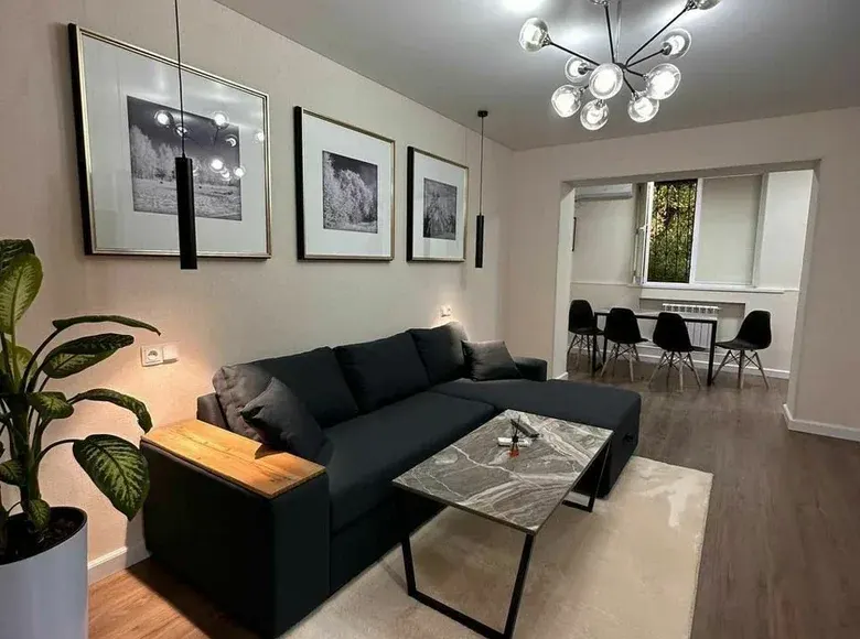 Сотилади 2 хонали квартира, 60 м², 1/4 қават — Мирзо Улуғбек тумани
