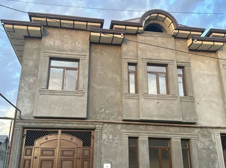 Sotiladi 5 xonali hovli uy, 2/2 qavat — Toshkent shahri