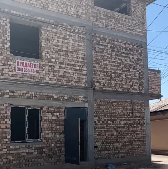 Sotiladi 5 xonali hovli uy, 0,7 sotix, 200 m², 4 qavatli — Yangihayot tumani
