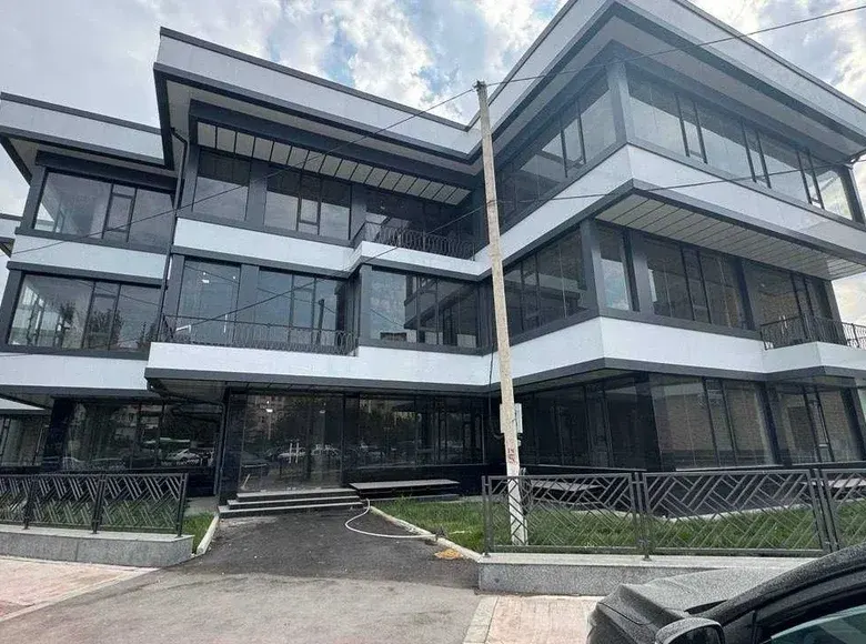 Сотилади тижорат биноси, 2450 м², 1/3 қават — Шайхонтоҳур тумани