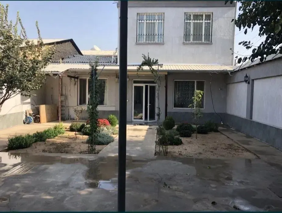 Sotiladi 4 xonali hovli uy, 2,4 sotix, 240 m², 2 qavatli — Mirobod tumani