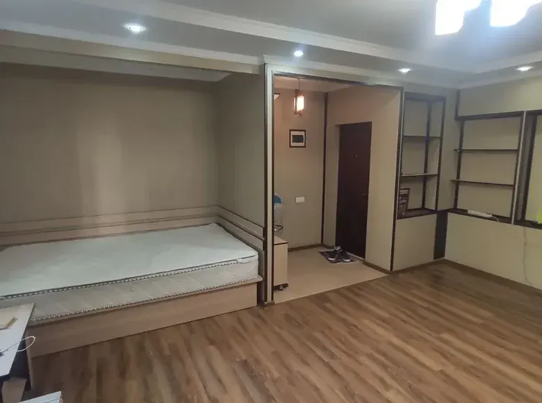 Sotiladi 1 xonali kvartira, 42 m², 1/5 qavat — Yakkasaroy tumani