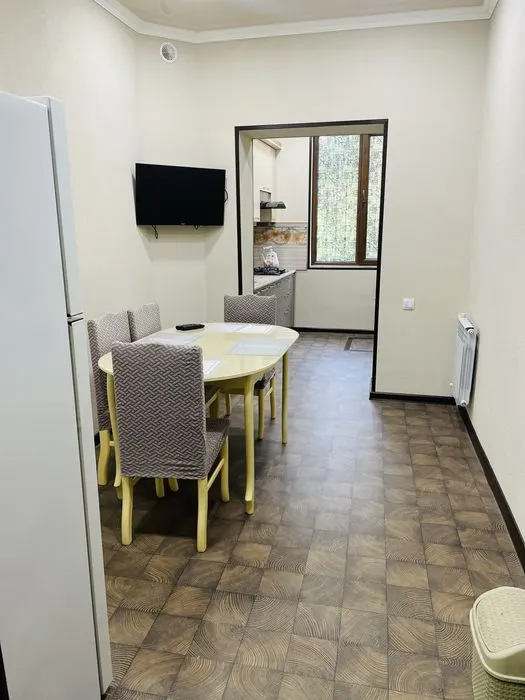 Сдаётся 3-комнатная квартира, 100 м², 1/4 этаж — Яккасарайский район