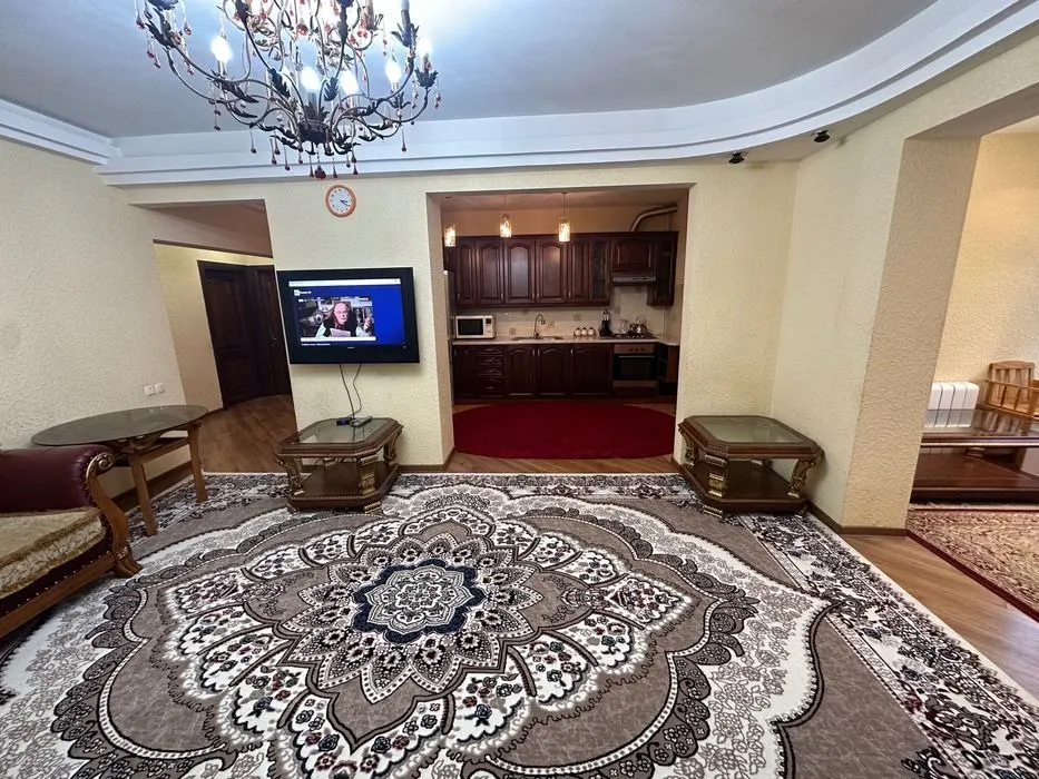 Сдаётся 4-комнатная квартира, 110 м², 6/9 этаж — Мирабадский район