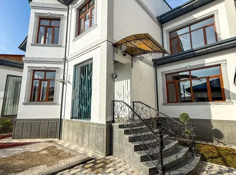 Sotiladi 6 xonali hovli uy, 4.1 sotix, 350 m², 2/2 qavat — Qibray tumani