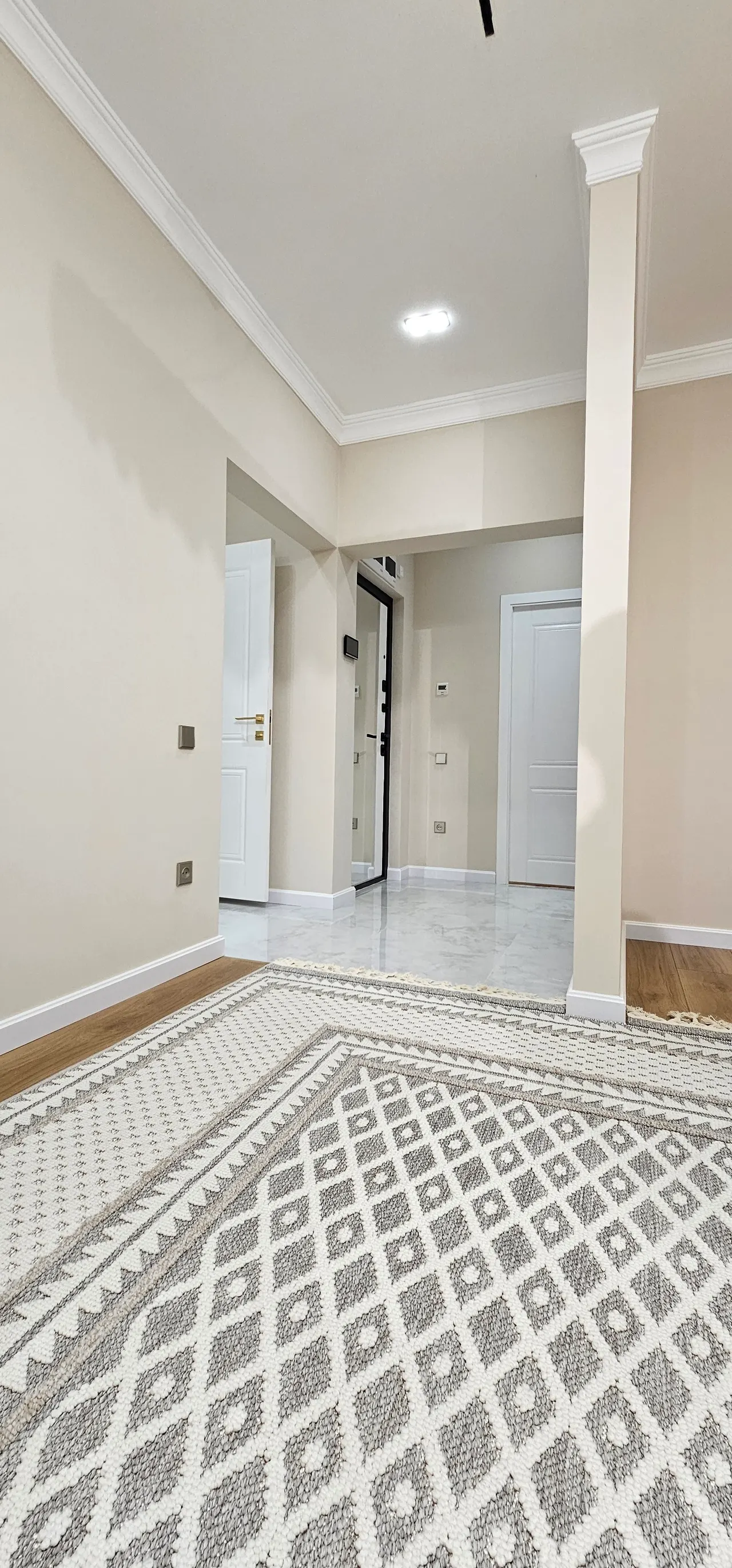 Сотилади 3 хонали квартира, 60 м², 1/4 қават — Мирзо Улуғбек тумани