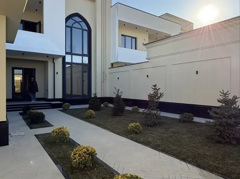Сотилади 8 хонали ҳовли уй, 500 м², 2/2 қават — Мирзо Улуғбек тумани
