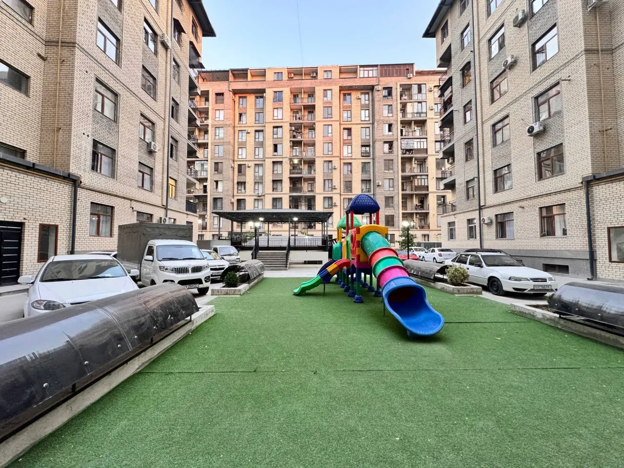 Sotiladi 4 xonali kvartira, 100 m², 3/10 qavat — Yashnobod tumani