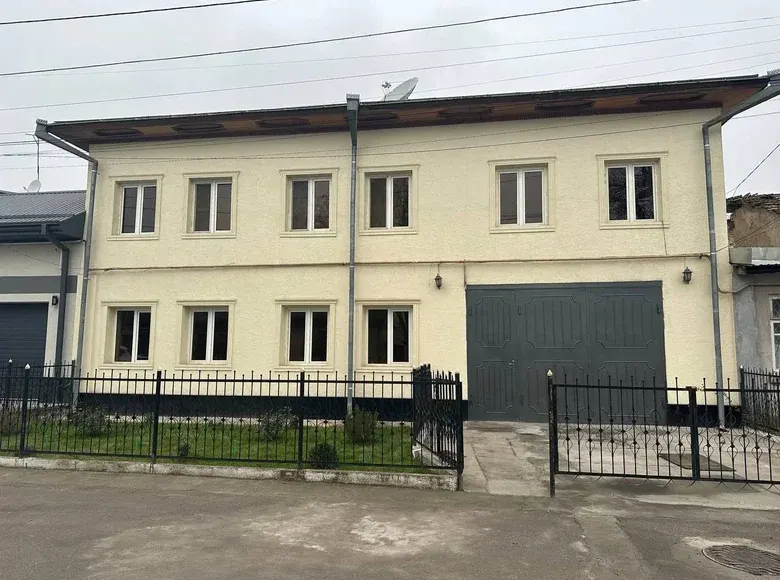 Сотилади 7 хонали ҳовли уй, 300 м², 1/2 қават — Миробод тумани