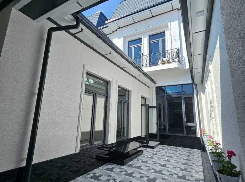 Sotiladi 7 xonali hovli uy, 2 sotix, 250 m², 1/2 qavat — Sergeli tumani