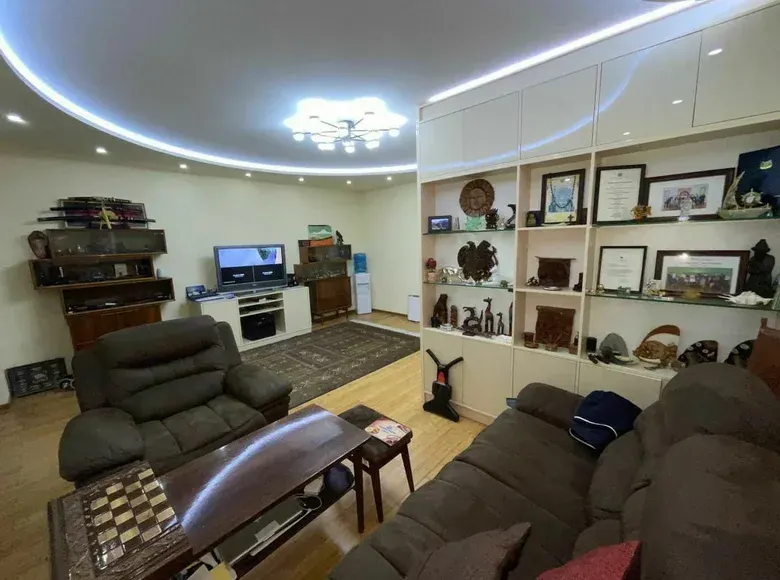 Сотилади 3 хонали квартира, 80 м², 2/4 қават — Мирзо Улуғбек тумани