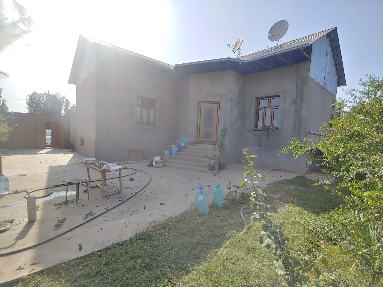 Sotiladi 2 xonali hovli uy, 6 sotix, 1 qavatli — Yangiyoʻl tumani