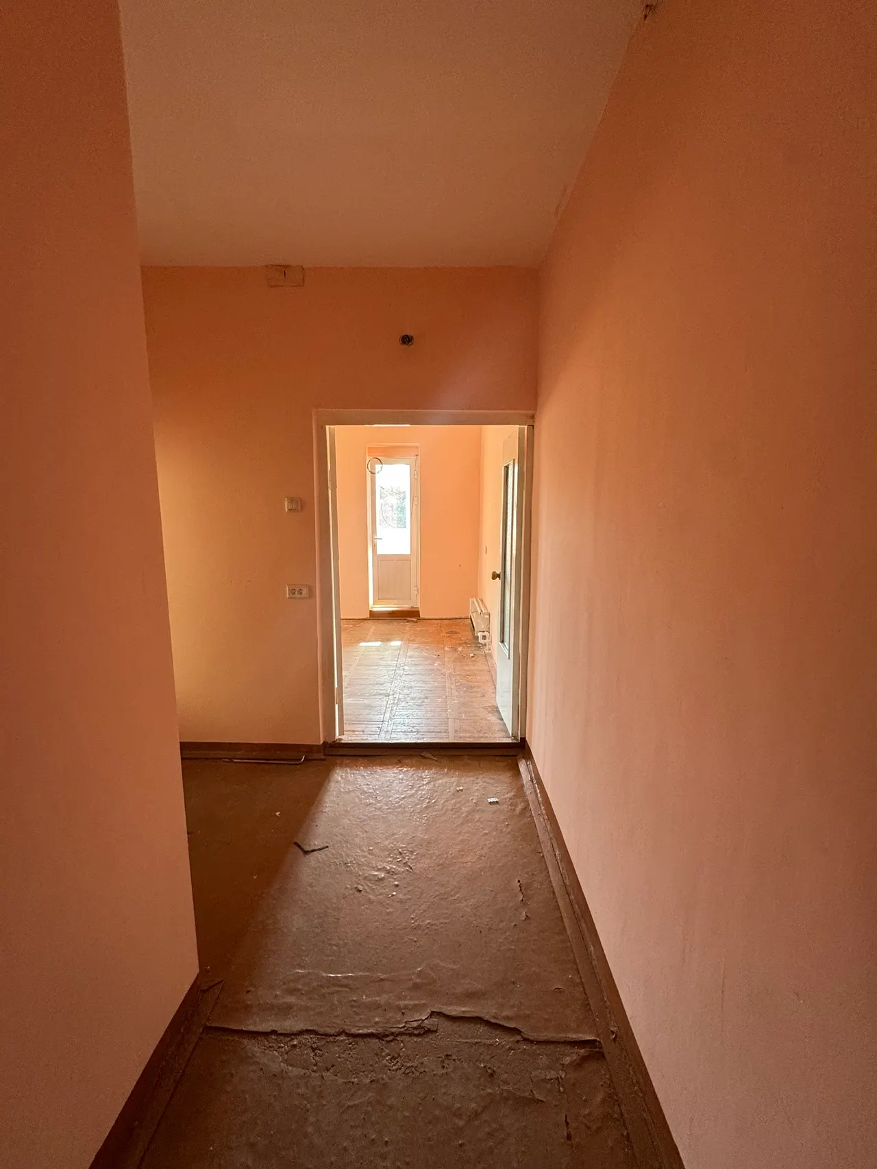 Продаётся 1-комнатная квартира, 46 м², 4/4 этаж — Ангрен