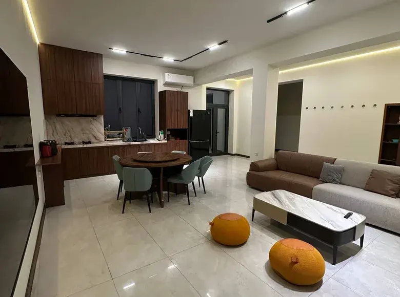 Ijaraga beriladi 5 xonali hovli uy, 4 sotix, 300 m², 2 qavatli — Mirobod tumani
