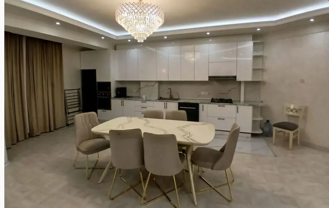 Сдаётся 4-комнатная квартира, 190 м², 3/8 этаж — Юнусабадский район