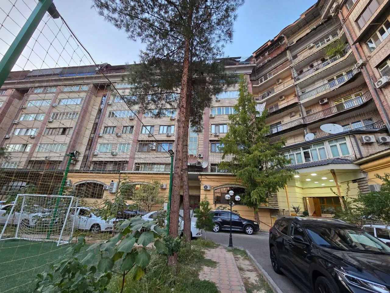 Sotiladi 10 xonali kvartira, 566 m², 8/8 qavat — Mirobod tumani