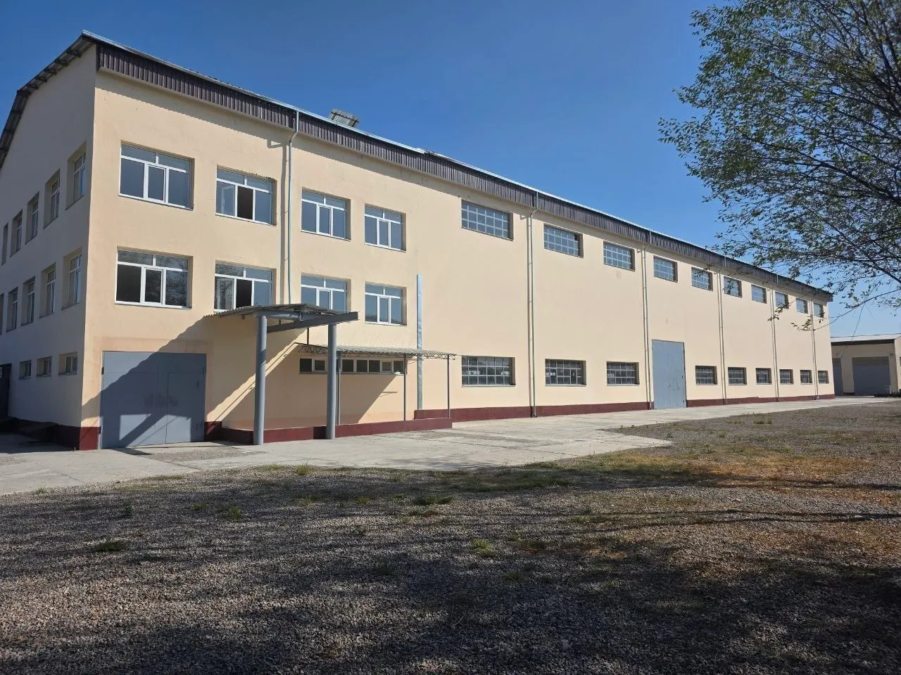 Sotiladi tijorat binosi, 2100 m², 2/2 qavat — Bektemir tumani