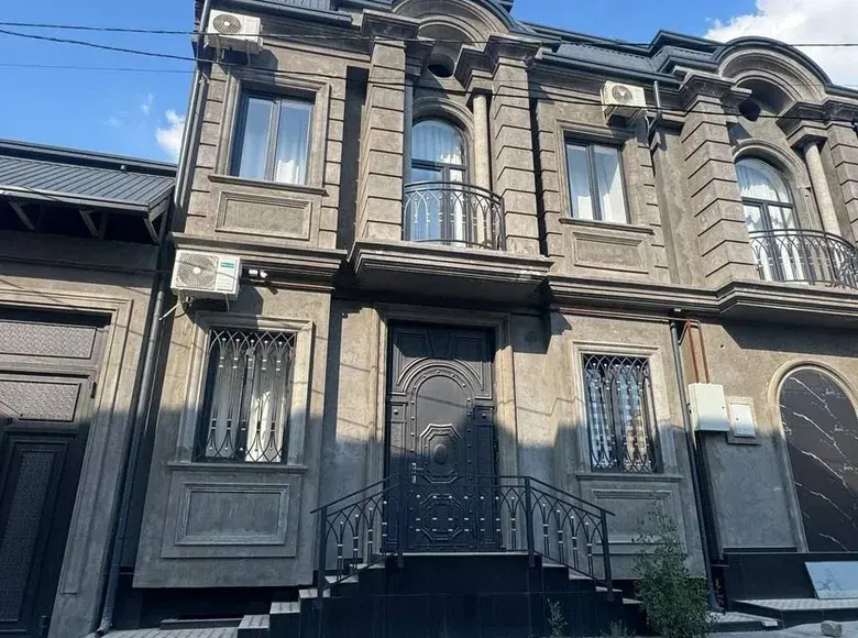Sotiladi 4 xonali hovli uy, 200 m² — Yunusobod tumani