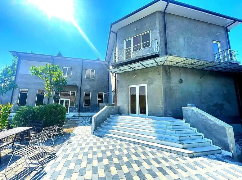 Sotiladi 11 xonali hovli uy, 0.1 sotix, 700 m² — Toshkent tumani