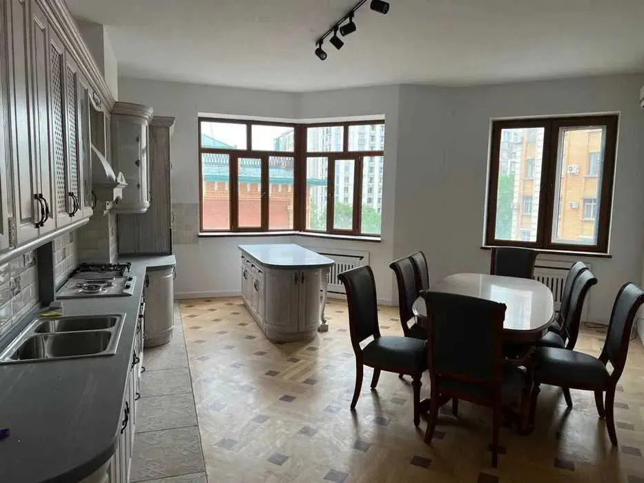 Ижарага берилади 4 хонали квартира, 220 м², 4/8 қават — Миробод тумани