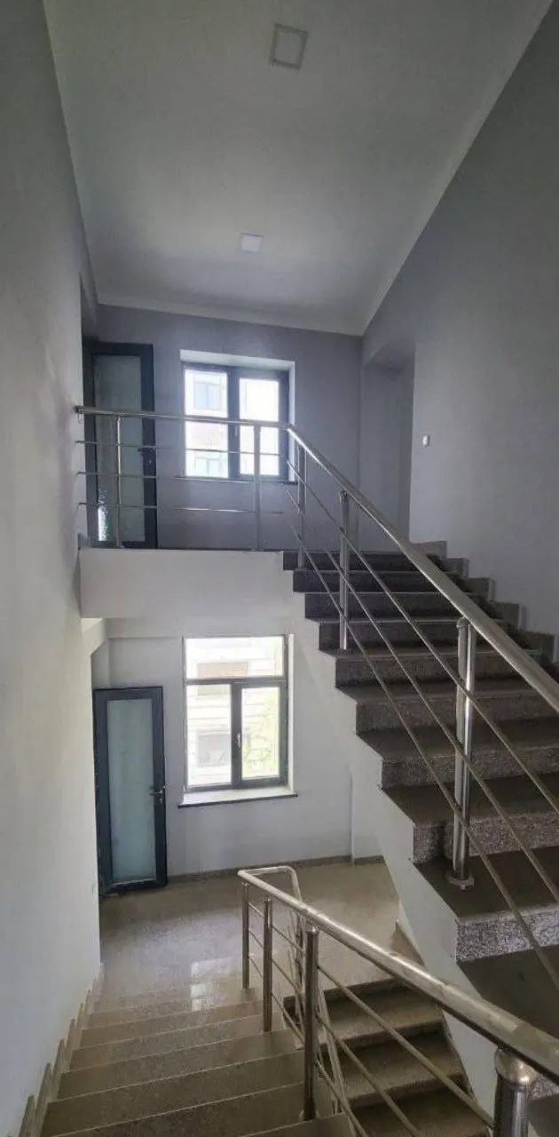 Sotiladi tijorat binosi, 916 m² — Yakkasaroy tumani