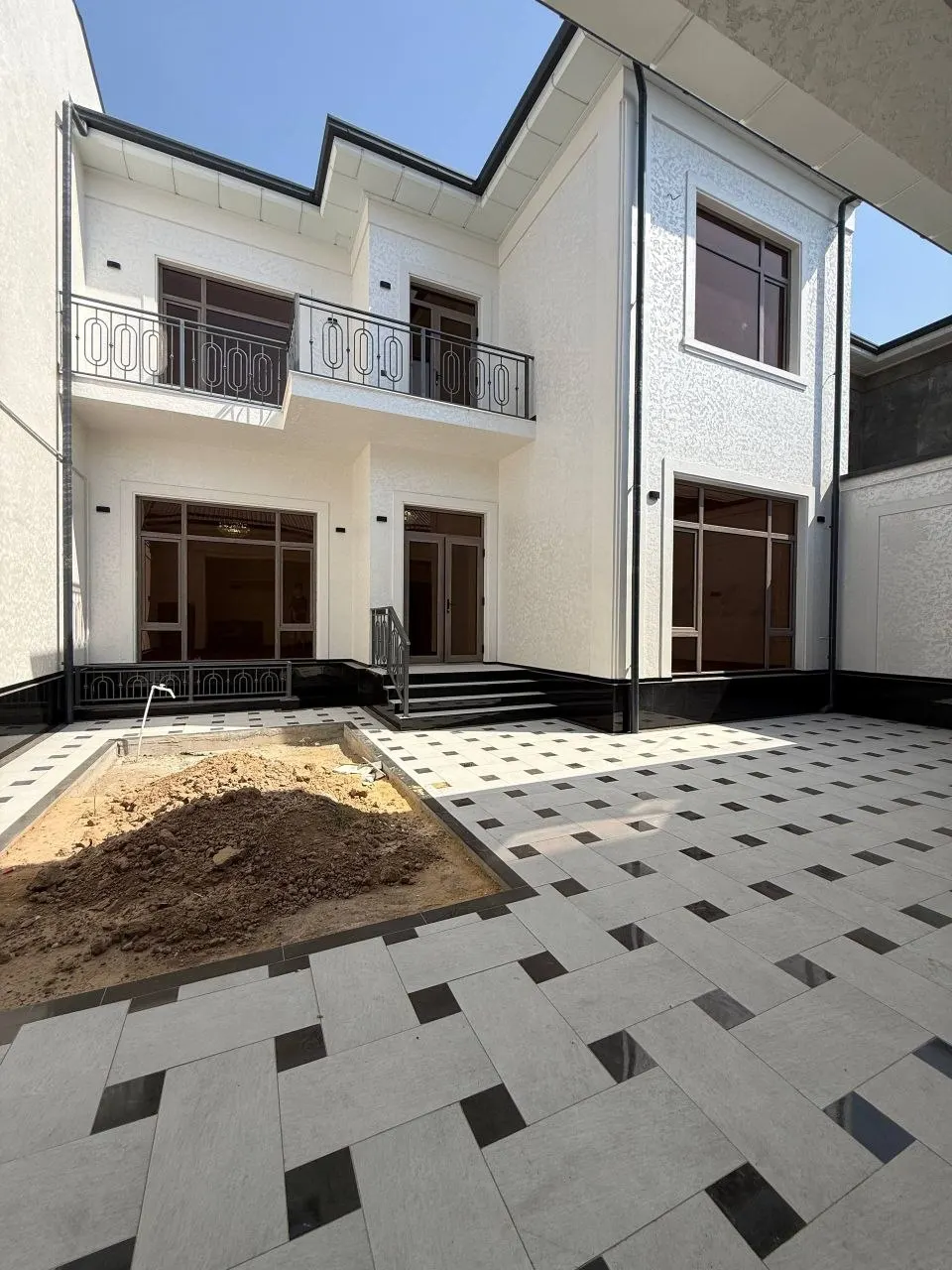 Сотилади 6 хонали ҳовли уй, 2,2 сотих, 200 м², 3 қаватли — Юнусобод тумани