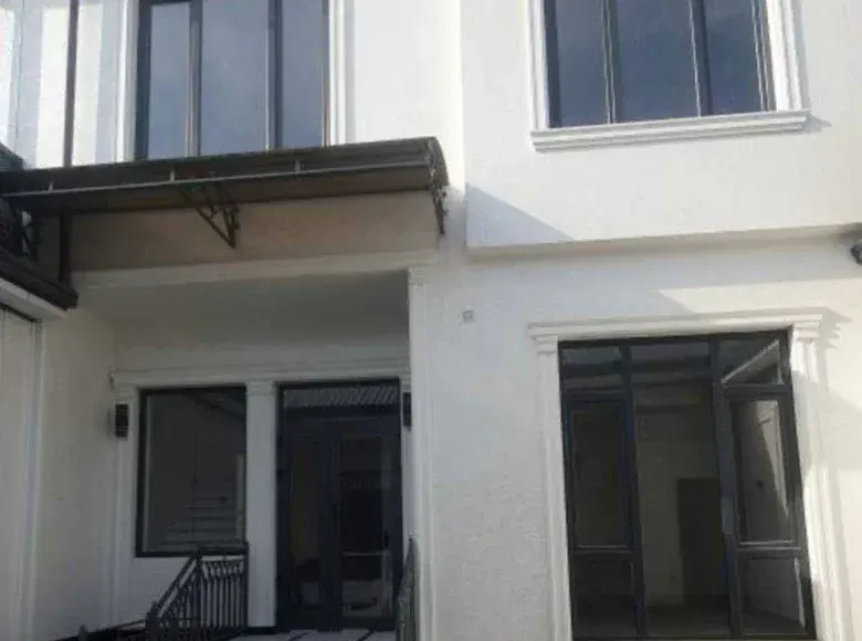 Сотилади 5 хонали ҳовли уй, 1.8 сотих, 210 м² — Сергели тумани