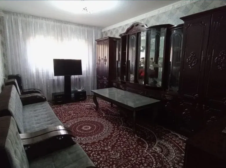 Сотилади 2 хонали квартира, 61 м², 2/4 қават — Оҳангарон тумани
